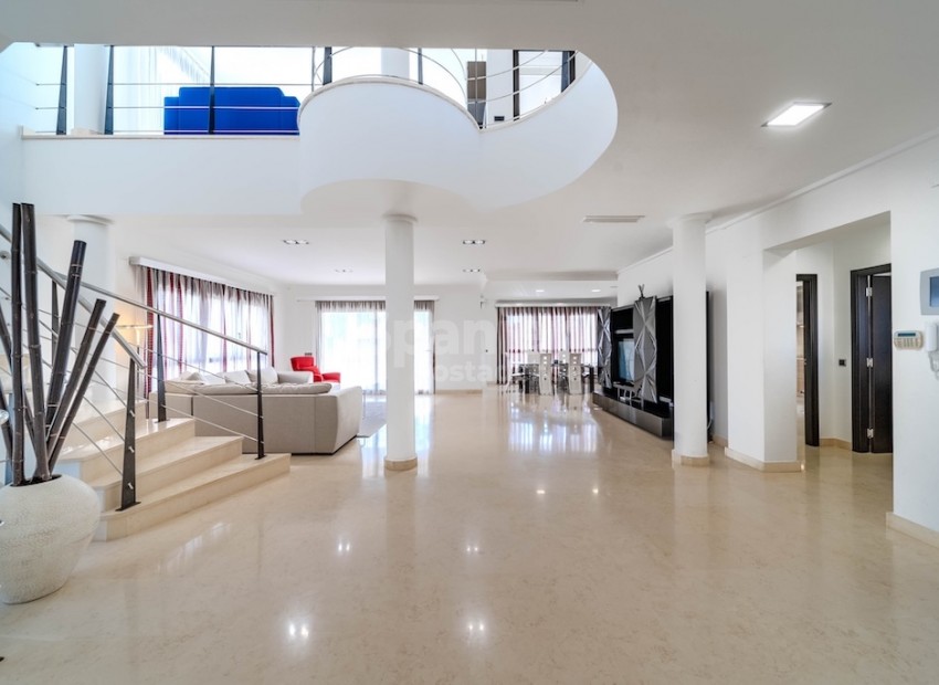 Resale - Villa -
Cabo Roig
