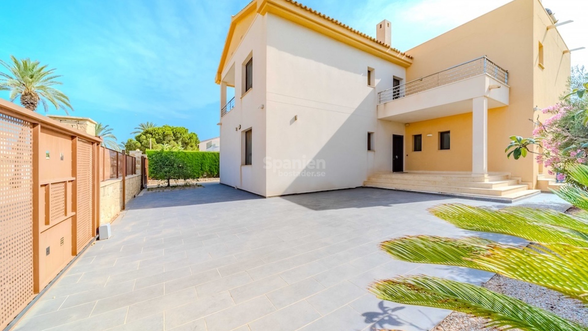 Resale - Villa -
Cabo Roig