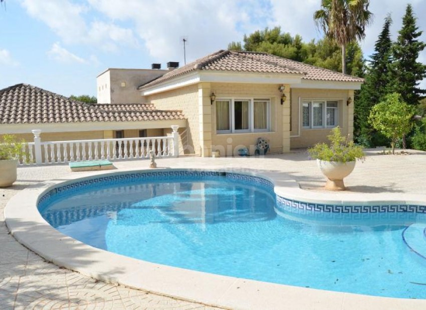 Resale - Villa -
Dehesa de Campoamor - Campoamor