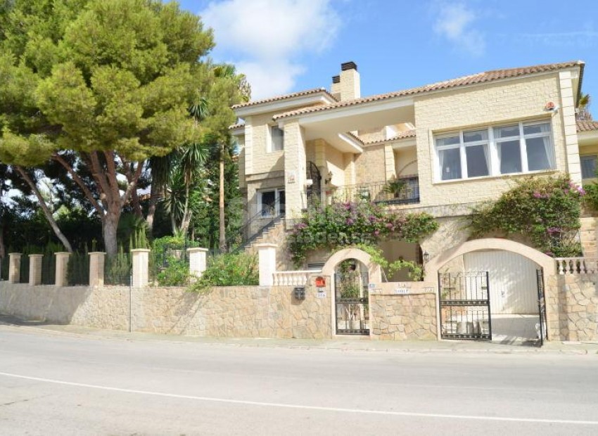 Resale - Villa -
Dehesa de Campoamor - Campoamor