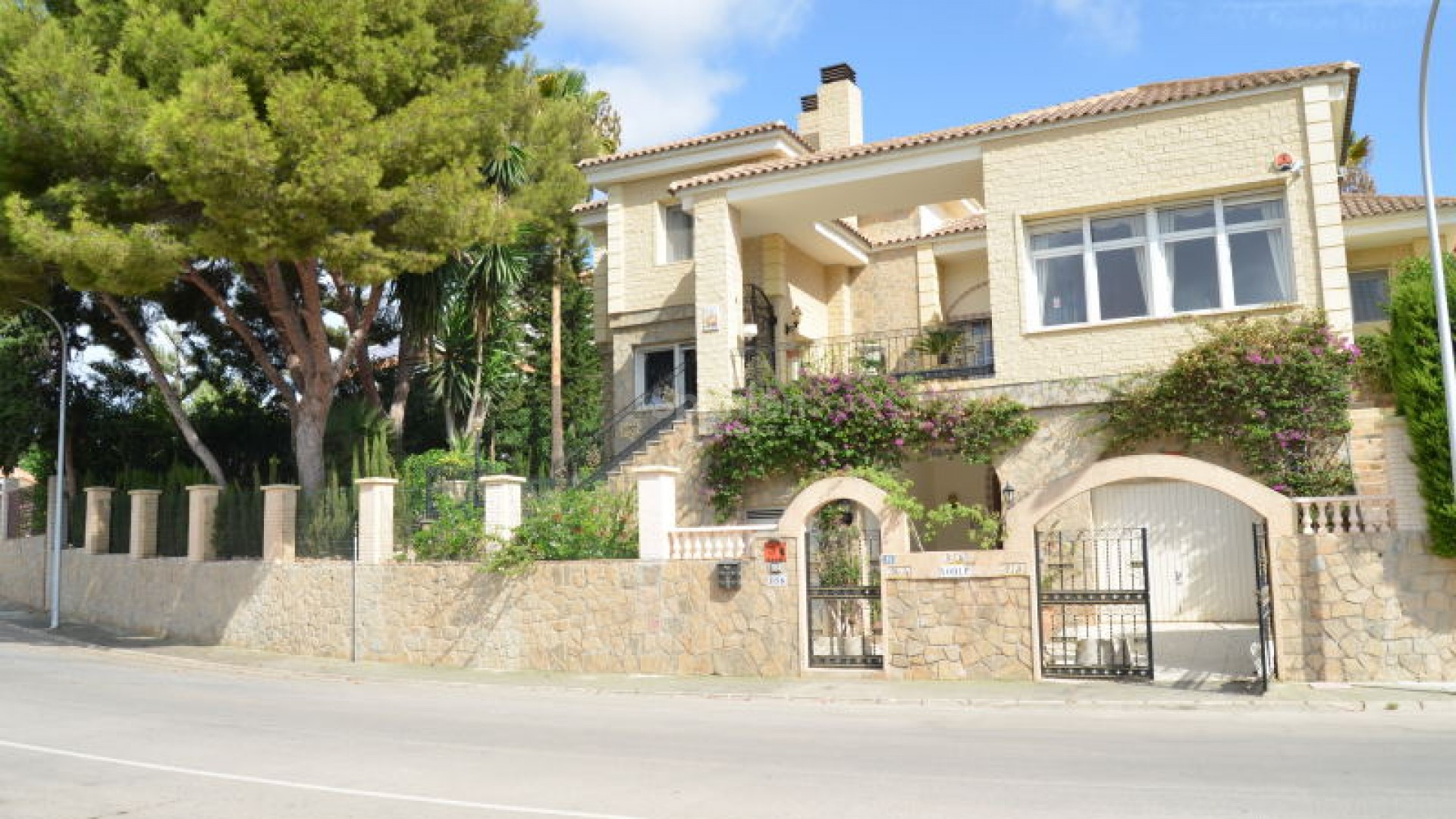 Resale - Villa -
Dehesa de Campoamor - Campoamor