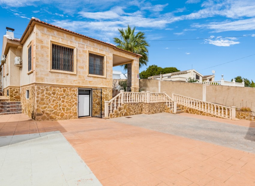 Resale - Villa -
Los Balcones