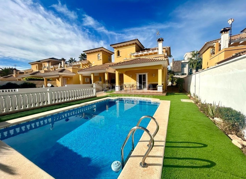 Resale - Villa -
Orihuela Costa - Cabo Roig