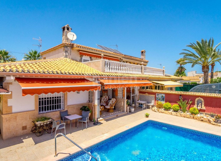 Resale - Villa -
Orihuela Costa - Campoamor