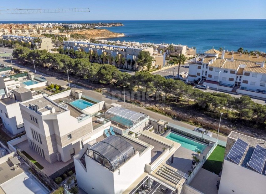 Resale - Villa -
Orihuela Costa - Campoamor