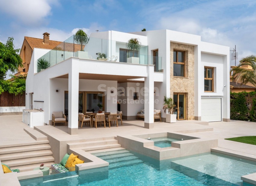 Resale - Villa -
Orihuela Costa - Campoamor