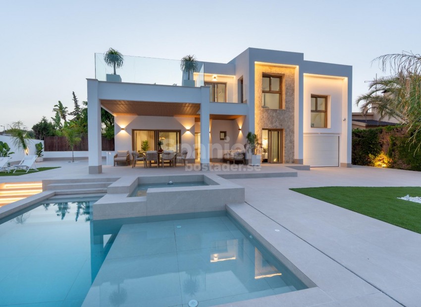 Resale - Villa -
Orihuela Costa - Campoamor