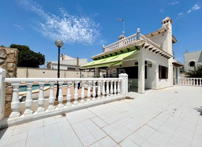 Resale - Villa -
Orihuela Costa - La Zenia