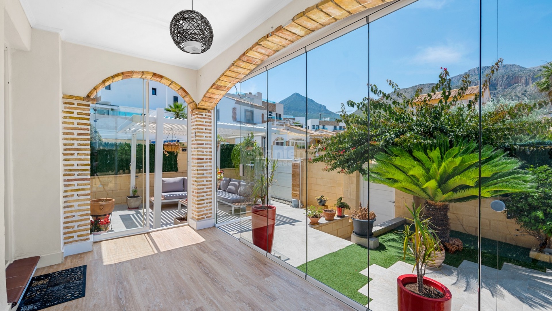 Resale - Villa -
Polop
