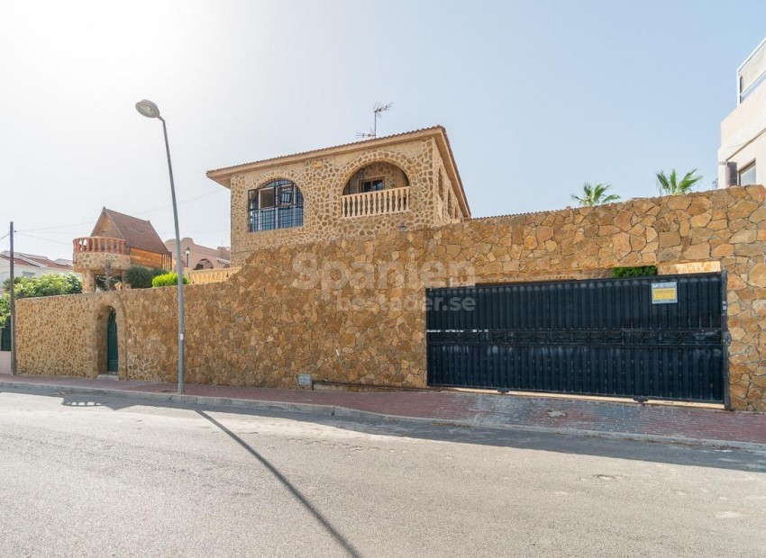 Resale - Villa -
Torrevieja - Los Altos