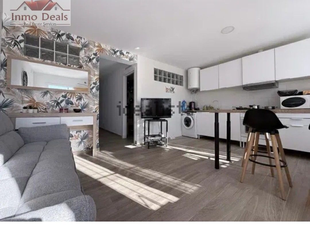 Modern studio med vardagsrum och integrerat kök