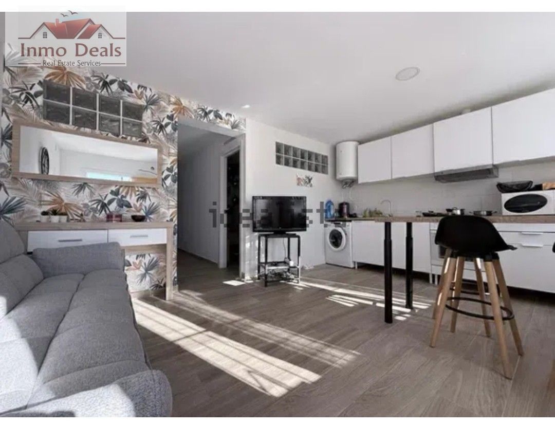 Modern studio med vardagsrum och integrerat kök